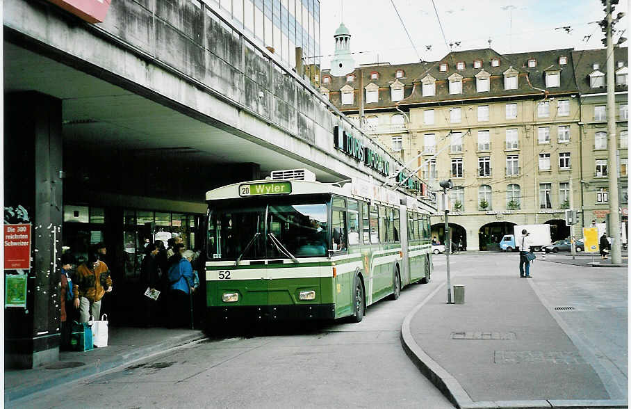 (044'107) - SVB Bern - Nr. 52 - FBW/Hess Gelenktrolleybus am 11. Dezember 2000 beim Bahnhof Bern