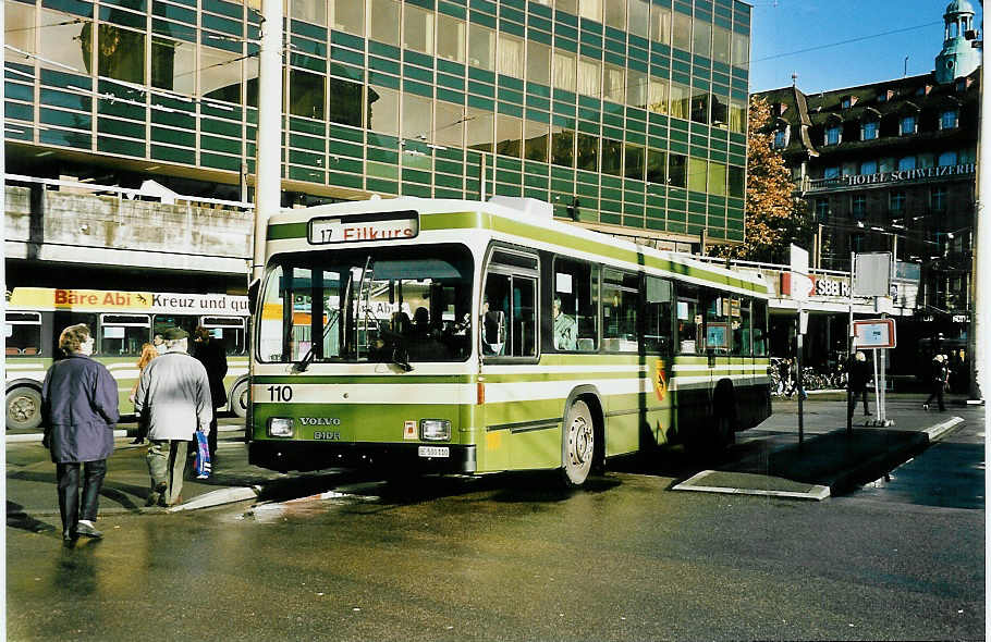 (044'219) - SVB Bern - Nr. 110/BE 500'110 - Volvo/R&J am 28. Dezember 2000 beim Bahnhof Bern