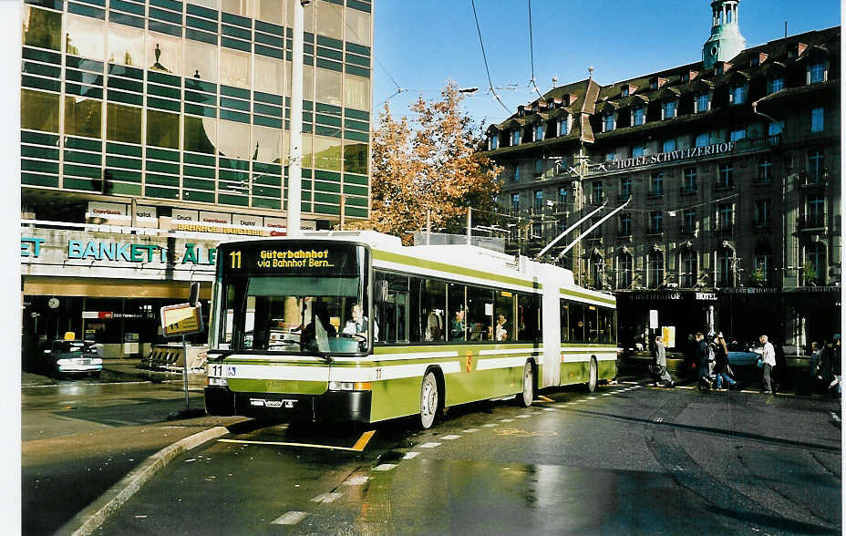 (044'220) - SVB Bern - Nr. 11 - NAW/Hess Gelenktrolleybus am 28. Dezember 2000 beim Bahnhof Bern