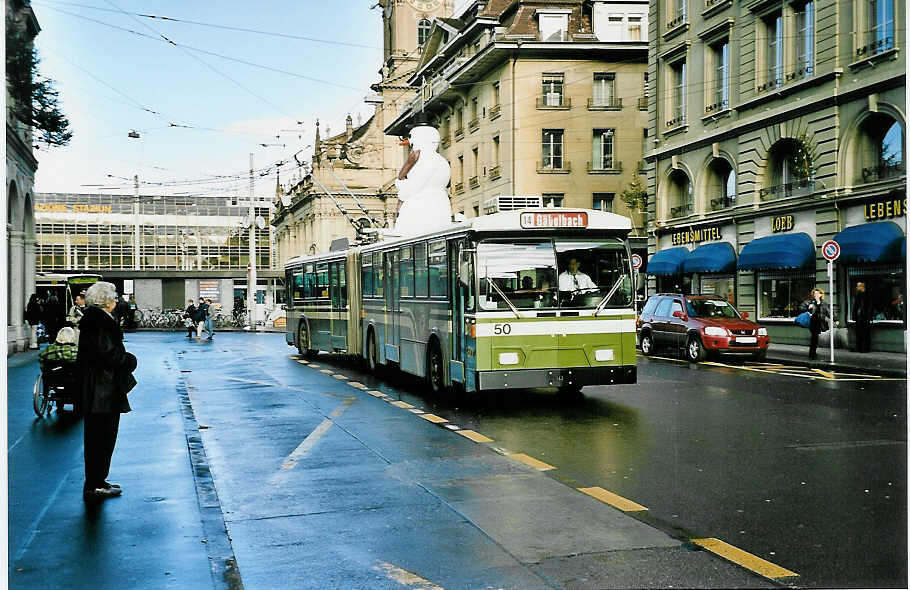 (044'221) - SVB Bern - Nr. 50 - FBW/Hess Gelenktrolleybus am 28. Dezember 2000 beim Bahnhof Bern