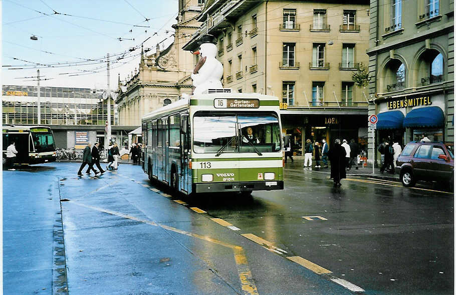 (044'223) - SVB Bern - Nr. 113/BE 388'113 - Volvo/R&J am 28. Dezember 2000 beim Bahnhof Bern