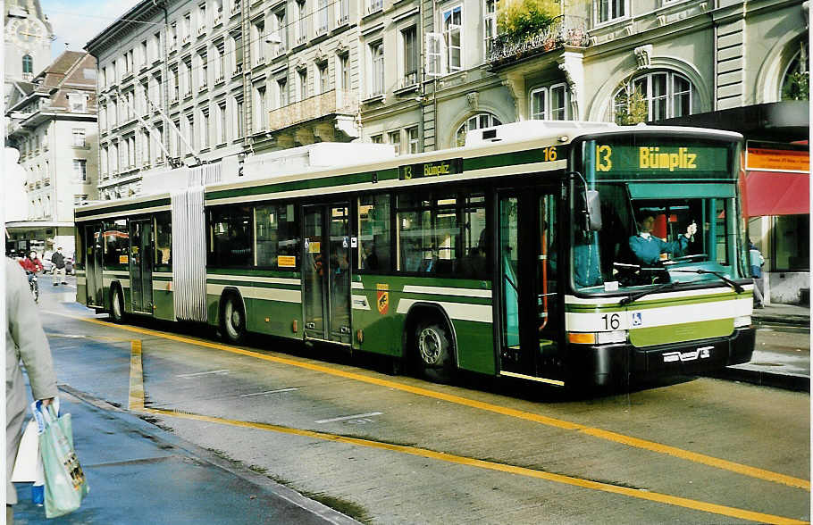 (044'231) - SVB Bern - Nr. 16 - NAW/Hess Gelenktrolleybus am 28. Dezember 2000 beim Bahnhof Bern