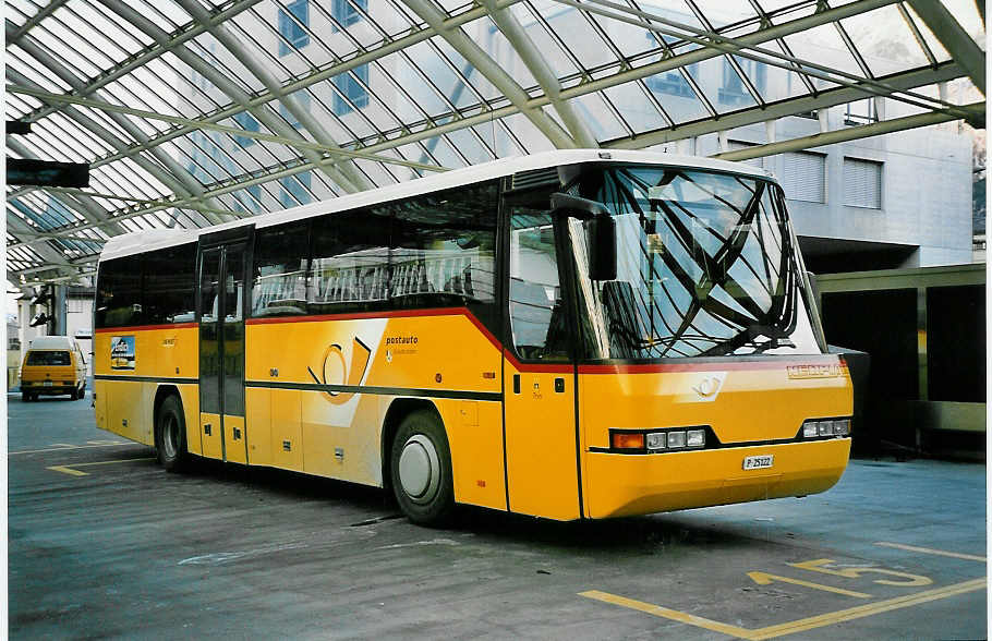 (044'328) - PTT-Regie - P 25'122 - Neoplan am 1. Januar 2001 in Chur, Postautostation