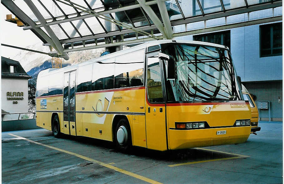 (044'404) - PTT-Regie - P 25'121 - Neoplan am 1. Januar 2001 in Chur, Postautostation