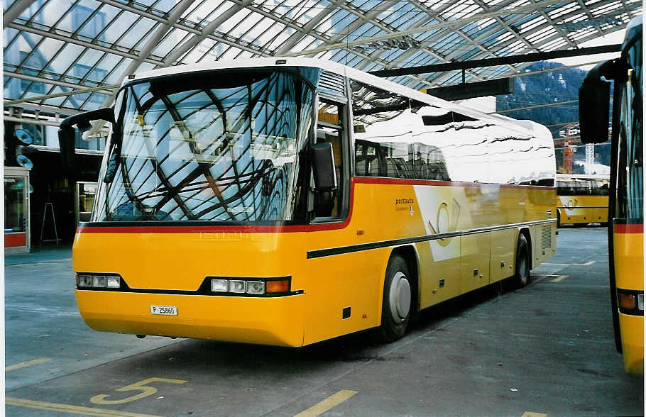 (044'409) - PTT-Regie - P 25'860 - Neoplan am 1. Januar 2001 in Chur, Postautostation