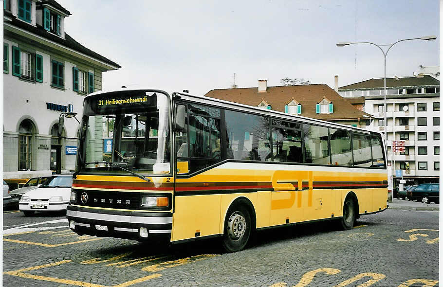 (044'603) - STI Thun - Nr. 2/BE 26'532 - Setra (ex ATGH Heiligenschwendi Nr. 2) am 15. Januar 2001 beim Bahnhof Thun