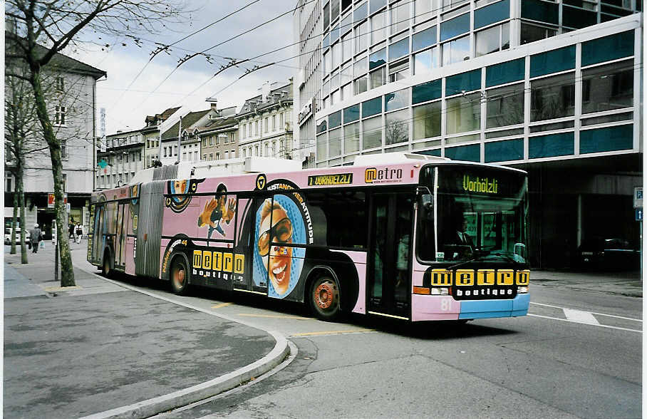 (044'631) - VB Biel - Nr. 81 - NAW/Hess Gelenktrolleybus am 27. Januar 2001 in Biel, Mhlebrcke