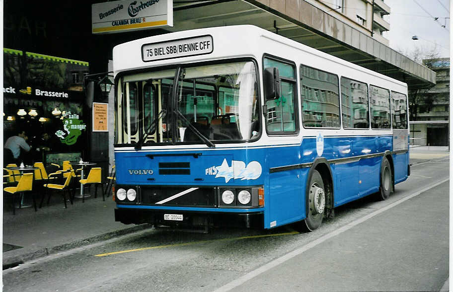 (044'737) - Binggeli, Studen - BE 20'044 - Volvo/FHS am 17. Februar 2001 beim Bahnhof Biel