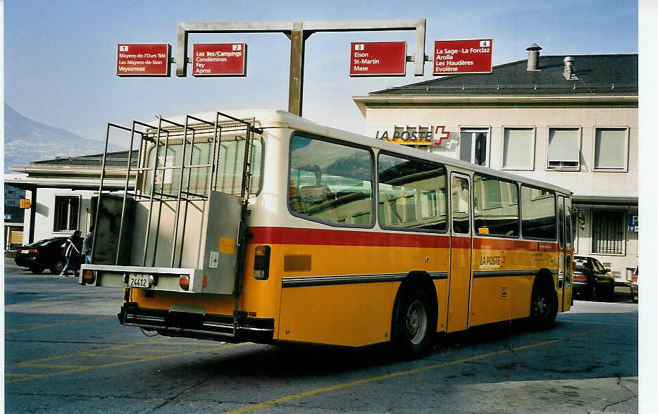 (044'820) - PTT-Regie - P 24'412 - Saurer/R&J am 20. Februar 2001 beim Bahnhof Sion