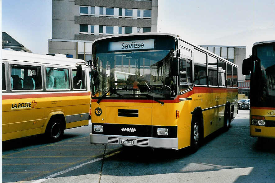 (044'911) - Dubuis, Savise - VS 3906 - NAW/Lauber am 20. Februar 2001 beim Bahnhof Sion