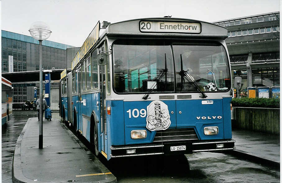 (045'018) - VBL Luzern - Nr. 109/LU 15'074 - Volvo/Hess am 22. Februar 2001 beim Bahnhof Luzern