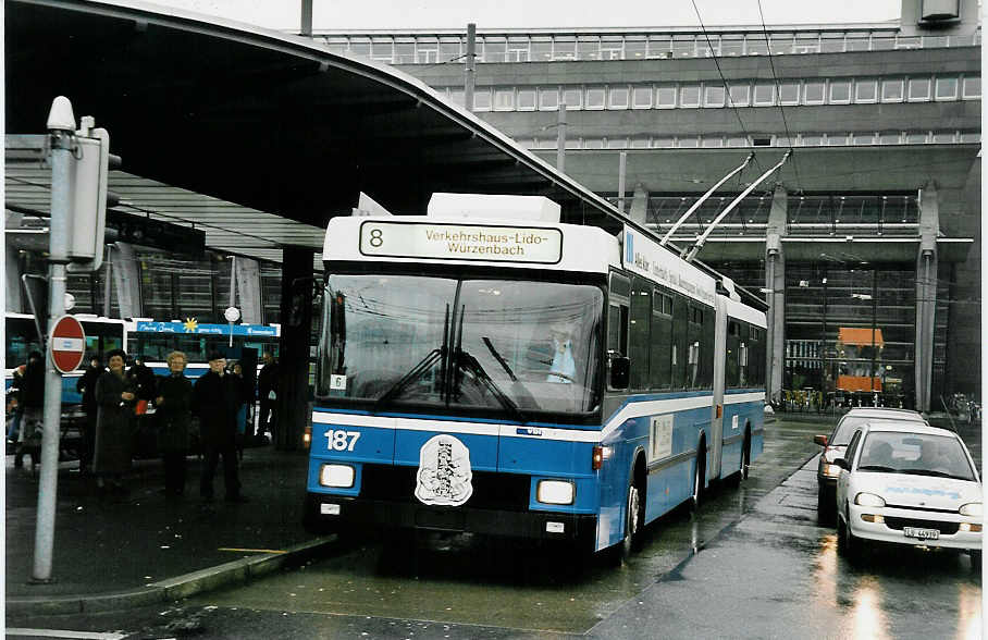 (045'031) - VBL Luzern - Nr. 187 - NAW/Hess Gelenktrolleybus am 22. Februar 2001 beim Bahnhof Luzern