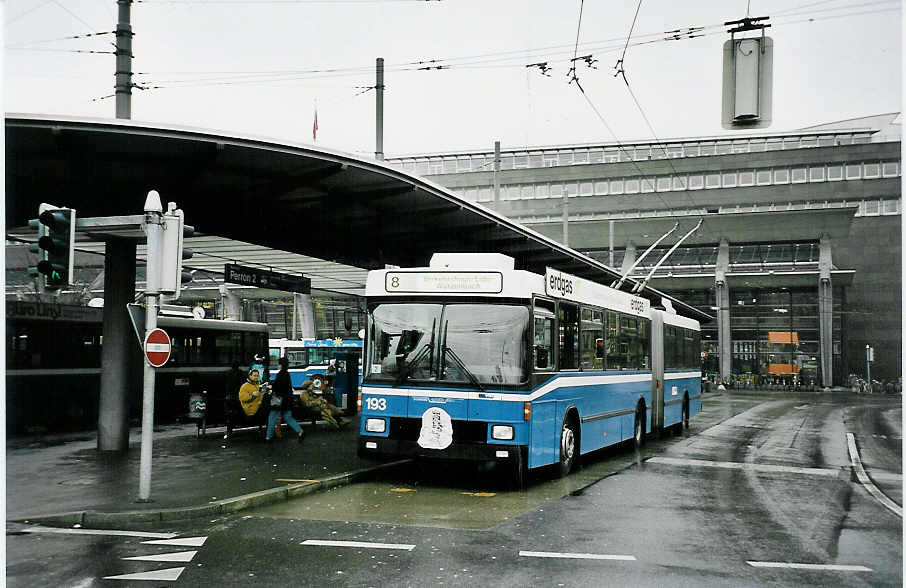 (045'101) - VBL Luzern - Nr. 193 - NAW/Hess Gelenktrolleybus am 22. Februar 2001 beim Bahnhof Luzern