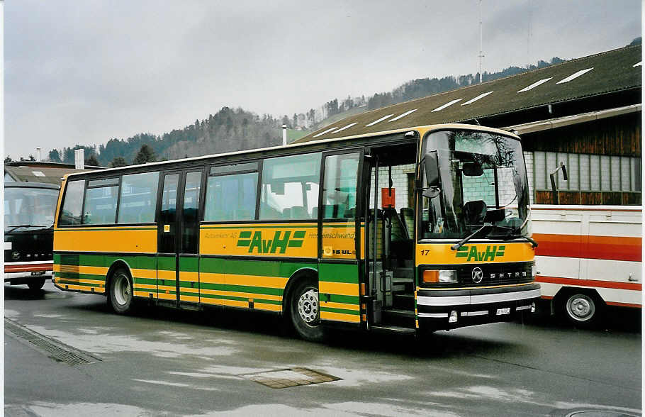 (045'211) - STI Thun - Nr. 17/BE 363'613 - Setra (ex AvH Heimenschwand Nr. 7) am 8. Mrz 2001 in Thun, Garage