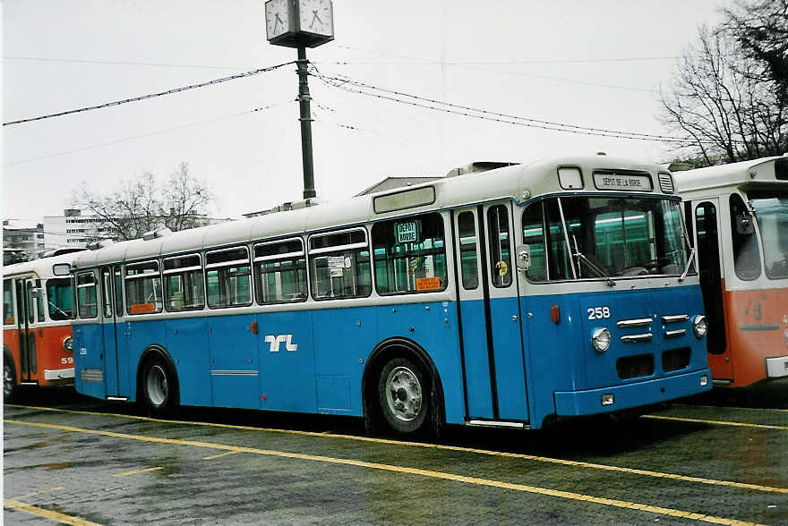 (045'316) - TL Lausanne - Nr. 258 - Saurer/Saurer am 11. Mrz 2001 in Lausanne, Dpt Borde