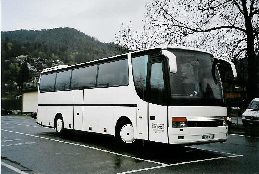 (045'621) - Aus Deutschland: Euro-Studio, Titisee - FR-XL 25 - Setra am 7. April 2001 in Thun, Seestrasse