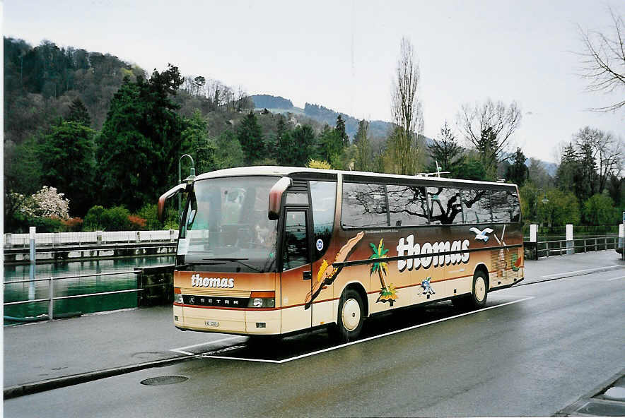 (045'701) - Thomas, Echallens - Nr. E2/VD 1205 - Setra am 9. April 2001 bei der Schifflndte Thun