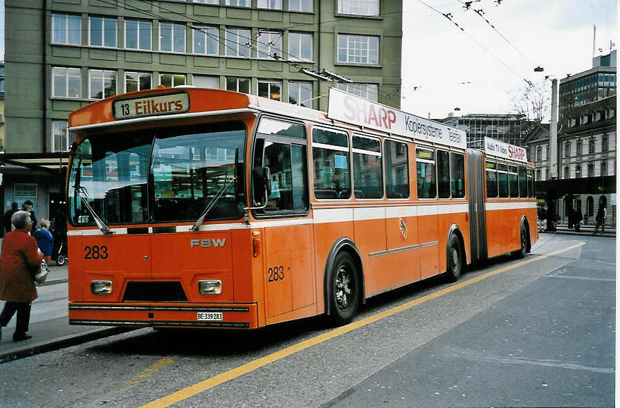 (045'737) - SVB Bern - Nr. 283/BE 339'283 - FBW/Hess-Gangloff am 18. April 2001 beim Bahnhof Bern