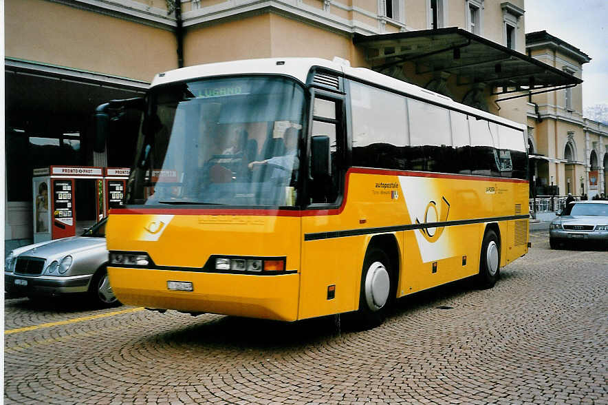 (045'910) - Autopostale, Croglio - TI 162'649 - Neoplan am 23. April 2001 beim Bahnhof Lugano