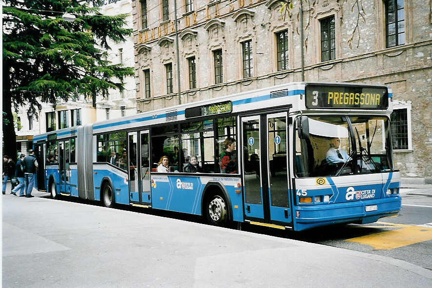 (045'928) - ACT Lugano - Nr. 45/TI 157'581 - Neoplan am 23. April 2001 in Lugano, Piazza Manzoni 