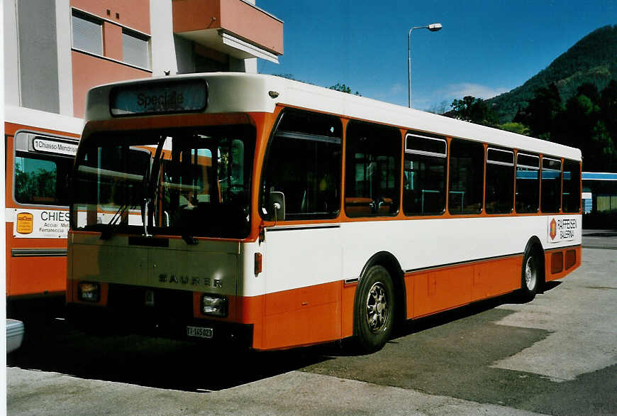 (046'211) - AMSA Chiasso - Nr. 13/TI 145'023 - Saurer/R&J am 24. April 2001 in Chiasso, Garage