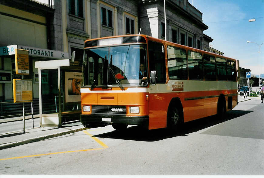 (046'222) - AMSA Chiasso - Nr. 18/TI 48'060 - NAW/Hess am 24. April 2001 beim Bahnhof Chiasso