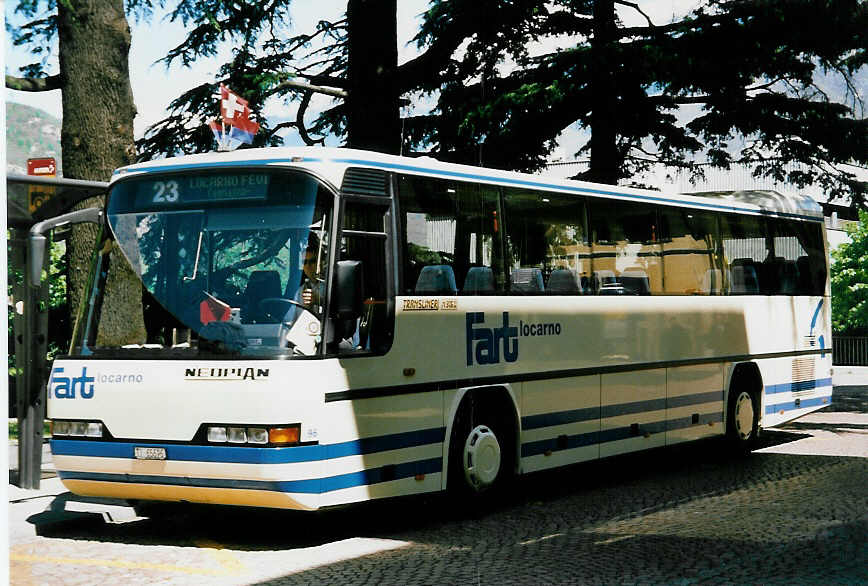 (046'224) - FART Locarno - Nr. 96/TI 65'696 - Neoplan am 24. April 2001 beim Bahnhof Bellinzona