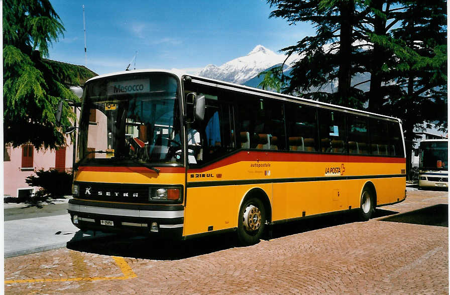 (046'229) - PTT-Regie - P 25'054 - Setra am 24. April 2001 beim Bahnhof Bellinzona