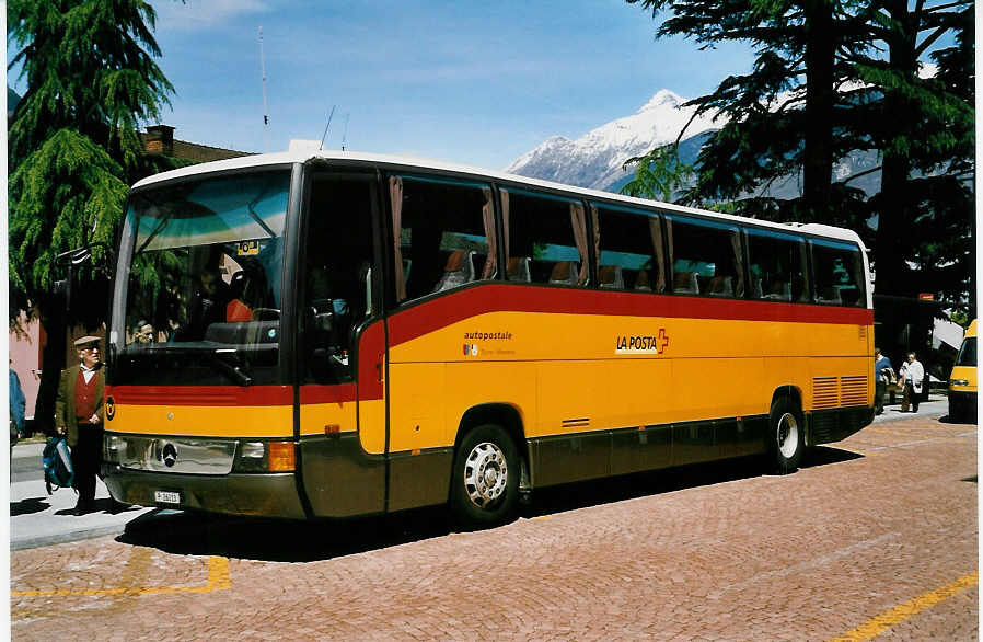 (046'235) - PTT-Regie - P 26'013 - Mercedes am 24. April 2001 beim Bahnhof Bellinzona