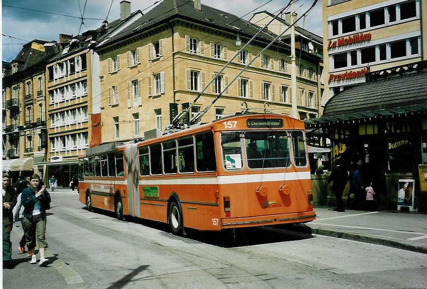 (046'704) - TN Neuchtel - Nr. 157 - FBW/Hess Gelenktrolleybus (ex Nr. 57) am 18. Mai 2001 in Neuchtel, Place Pury