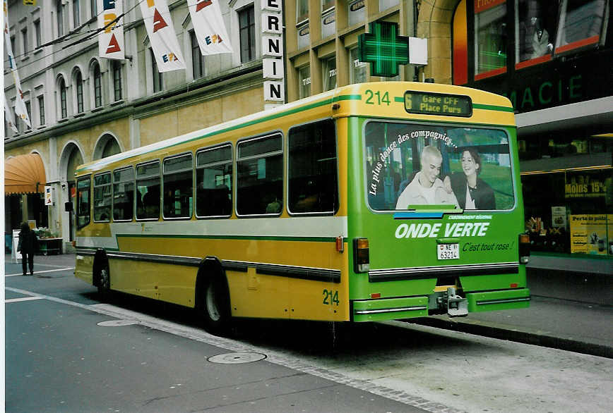 (046'706) - TN Neuchtel - Nr. 214/NE 63'214 - Volvo/Hess am 18. Mai 2001 in Neuchtel, Place Pury