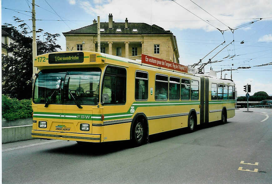 (046'712) - TN Neuchtel - Nr. 172 - FBW/Hess Gelenktrolleybus am 18. Mai 2001 in Neuchtel, Place Pury