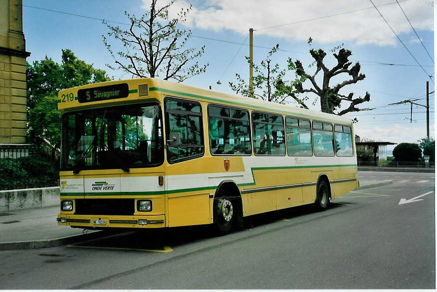 (046'716) - TN Neuchtel - Nr. 219/NE 76'219 - Volvo/Hess am 18. Mai 2001 in Neuchtel, Place Pury