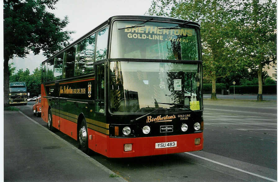 (046'832) - Aus England: Bretherton, Lancashire - YSU 483 - Van Hool am 29. Mai 2001 in Thun, Lachen