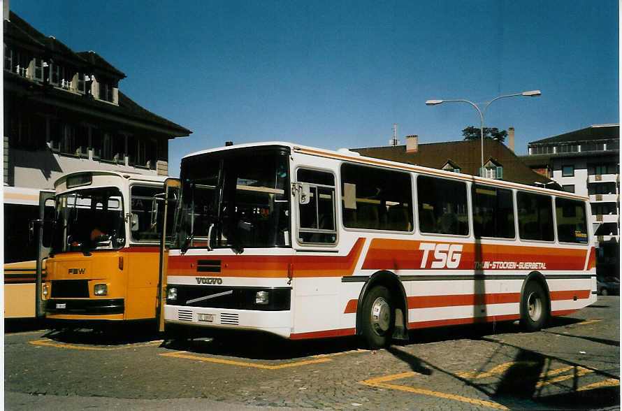 (047'213) - STI Thun - Nr. 4/BE 26'805 - Volvo/Lauber (ex TSG Blumenstein Nr. 5) am 12. Juni 2001 beim Bahnhof Thun