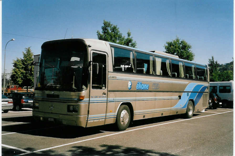 (047'215) - liane, Botterens - FR 300'460 - Mercedes am 12. Juni 2001 in Thun, Seestrasse