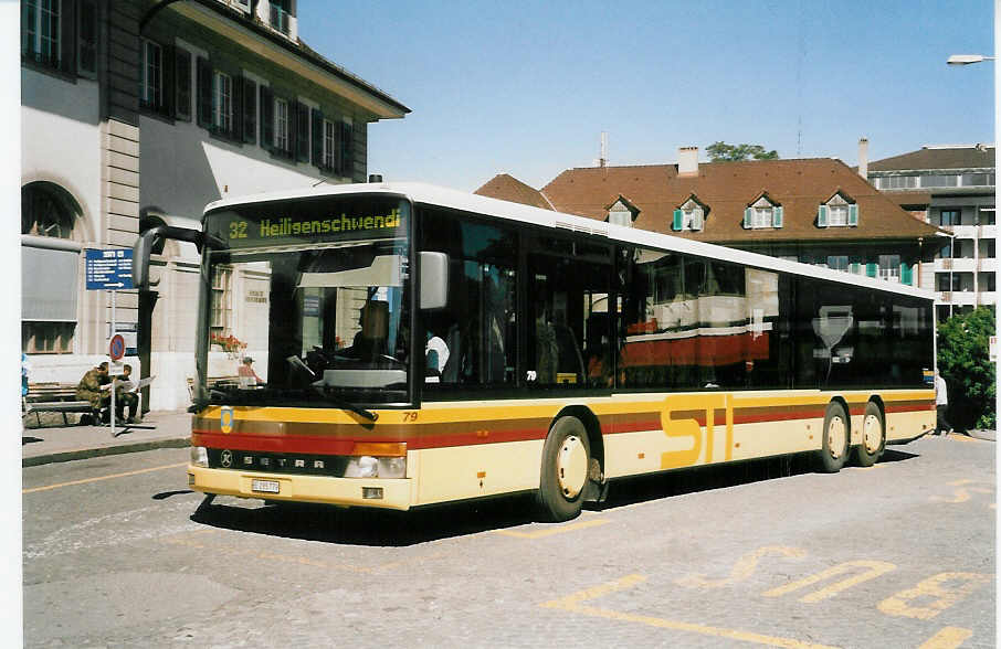 (047'217) - STI Thun - Nr. 79/BE 285'779 - Setra am 12. Juni 2001 beim Bahnhof Thun