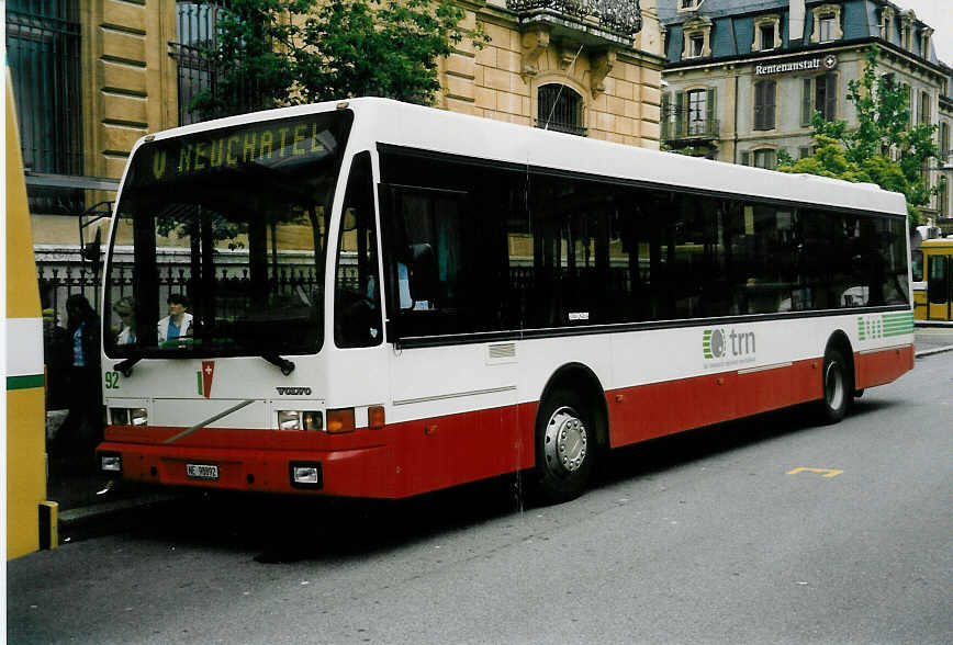 (047'320) - VR La Chaux-de-Fonds - Nr. 92/NE 98'892 - Volvo/Berkhof am 16. Juni 2001 in Neuchtel, Place Pury