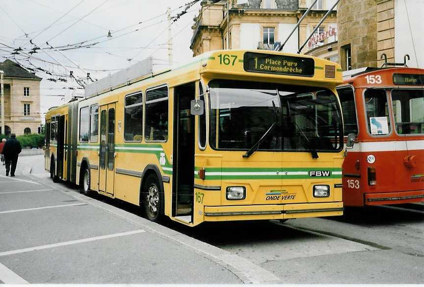 (047'322) - TN Neuchtel - Nr. 167 - FBW/Hess Gelenktrolleybus am 16. Juni 2001 in Neuchtel, Place Pury