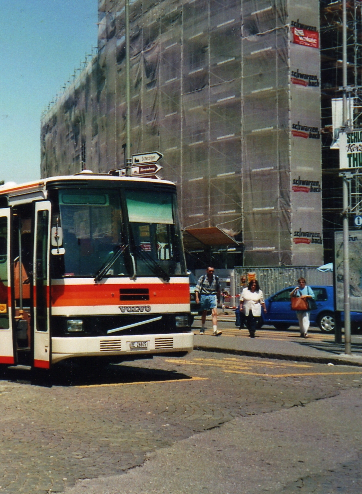 (047'437) - STI Thun - Nr. 4/BE 26'805 - Volvo/Lauber (ex TSG Blumenstein Nr. 5) am 25. Juni 2001 beim Bahnhof Thun (Teilaufnahme)