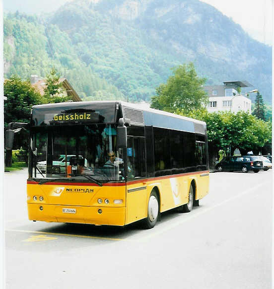 (047'637) - Selfors, Meiringen - BE 250'684 - Neoplan am 10. Juli 2001 in Meiringen, Postautostation