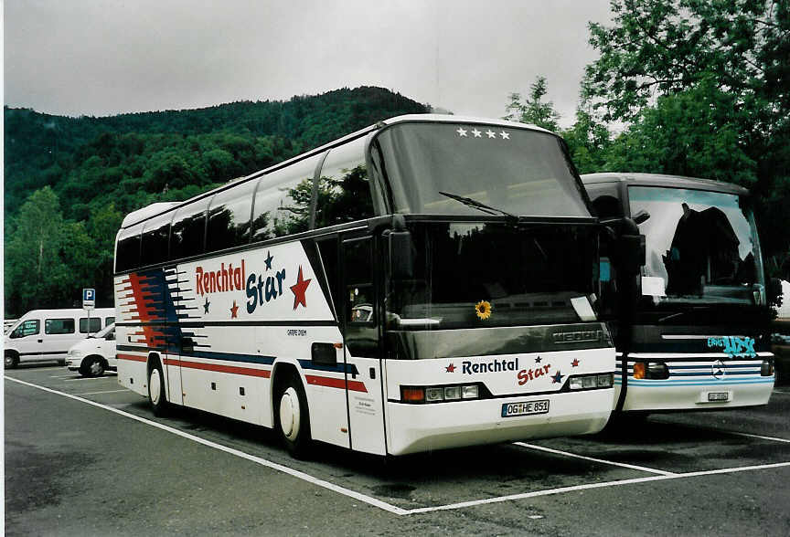 (048'006) - Aus Deutschland: Huber, Oberkirch - OG-HE 851 - Neoplan am 15. Juli 2001 in Thun, Seestrasse