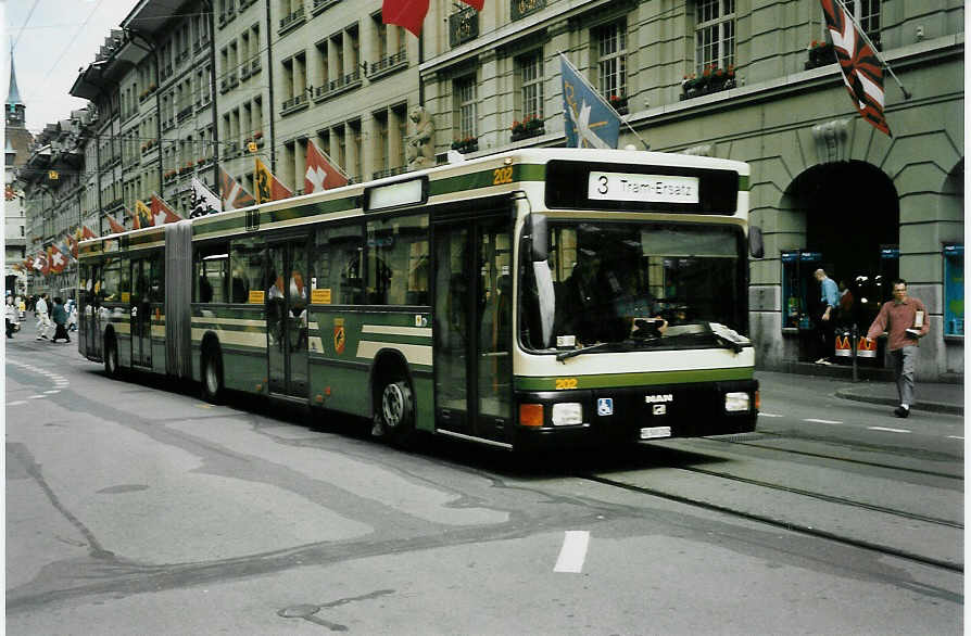 (048'112) - SVB Bern - Nr. 202/BE 500'202 - MAN am 16. Juli 2001 beim Bahnhof Bern