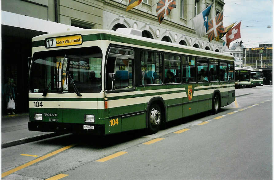 (048'115) - SVB Bern - Nr. 104/BE 500'104 - Volvo/R&J am 16. Juli 2001 beim Bahnhof Bern