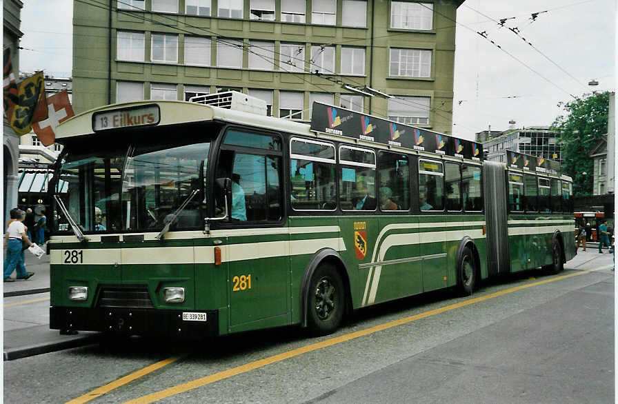 (048'116) - SVB Bern - Nr. 281/BE 339'281 - FBW/Hess-Gangloff am 16. Juli 2001 beim Bahnhof Bern