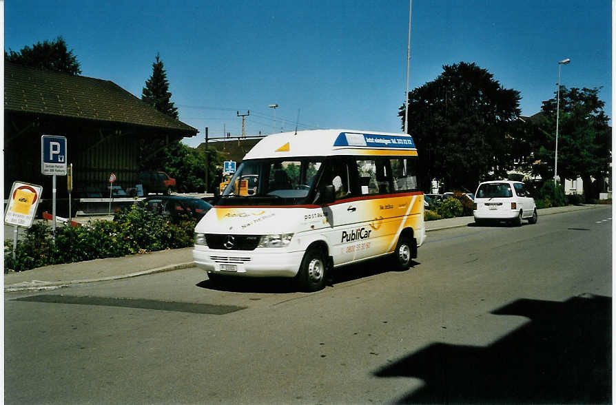 (048'318) - PTT-Regie - P 21'022 - Mercedes am 17. Juli 2001 beim Bahnhof Amriswil