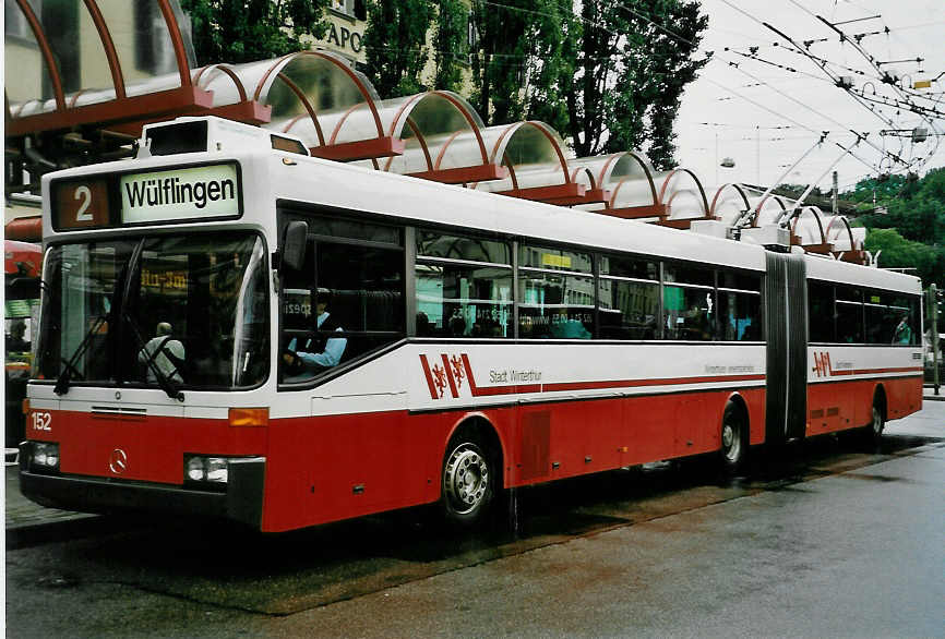 (048'517) - WV Winterthur - Nr. 152 - Mercedes Gelenktrolleybus am 18. Juli 2001 beim Hauptbahnhof Winterthur