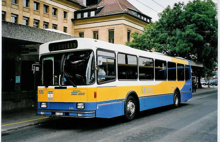 (048'821) - TC La Chaux-de-Fonds - Nr. 175/NE 41'817 - Volvo/Lauber am 6. August 2001 beim Bahnhof La Chaux-de-Fonds