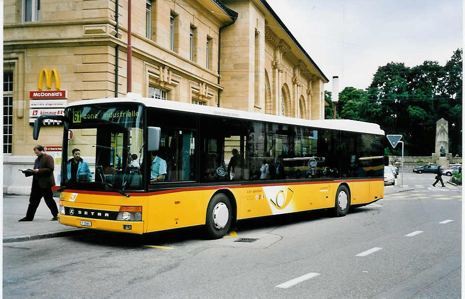 (048'829) - PTT-Regie - P 25'661 - Setra am 6. August 2001 beim Bahnhof La Chaux-de-Fonds