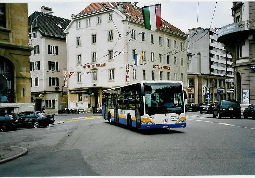 (048'830) - TC La Chaux-de-Fonds - Nr. 212/NE 26'212 - Mercedes am 6. August 2001 beim Bahnhof La Chaux-de-Fonds